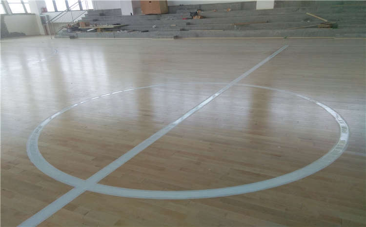 歐氏運動木地板幫您掃除體育木地板的縫隙雜質！