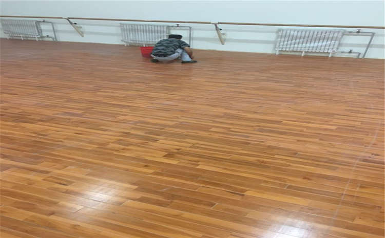 籃球館運動木地板多久維護一次？