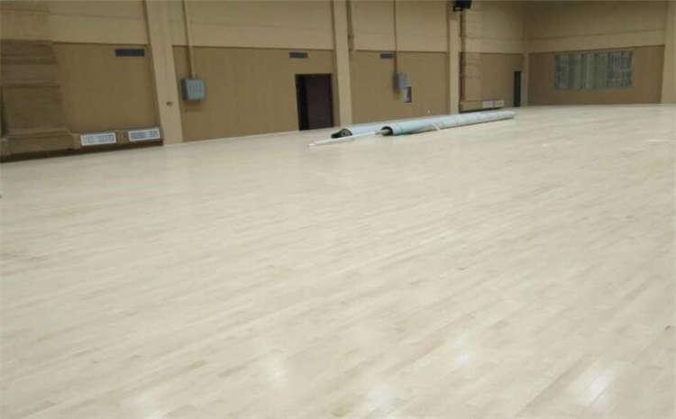 選購籃球場運動木地板該如何判斷面板質量？